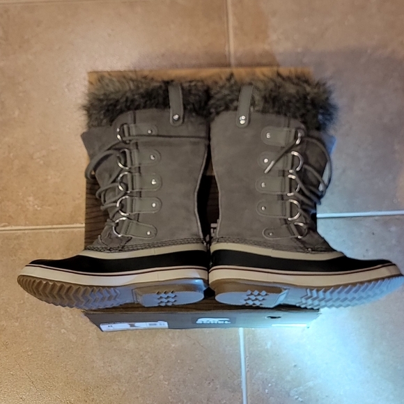 Sorel Women's Charcoal and Black Winter Boots - Picture 6 of 11